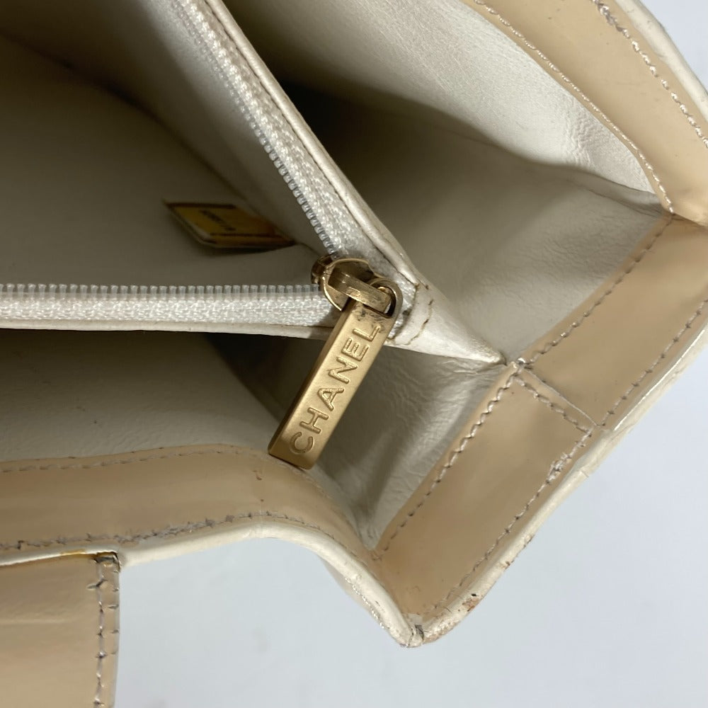 CHANEL Shoulder Bag Patent leather Ivorytype logo