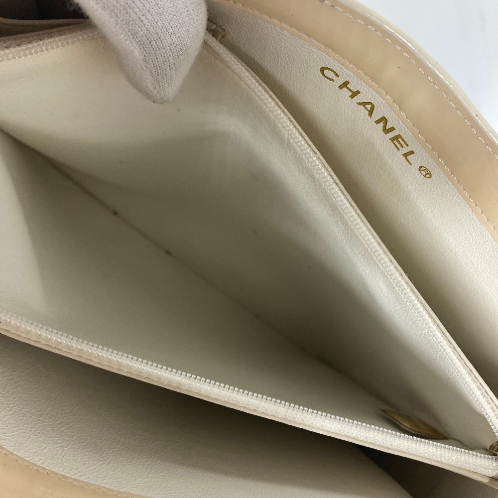 CHANEL Shoulder Bag Patent leather Ivorytype logo