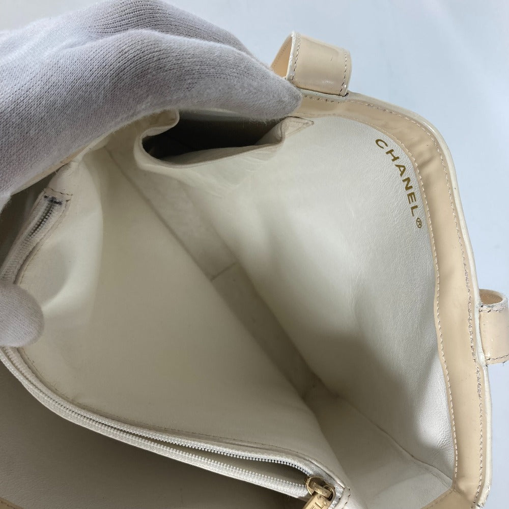 CHANEL Shoulder Bag Patent leather Ivorytype logo