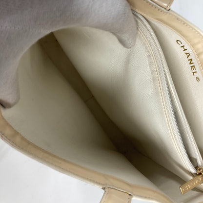 CHANEL Shoulder Bag Patent leather Ivorytype logo